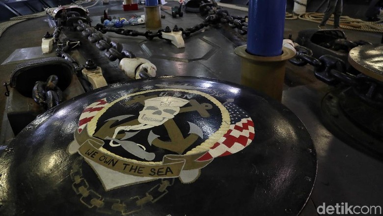 Melihat Bagian Dalam USS Blue Ridge
