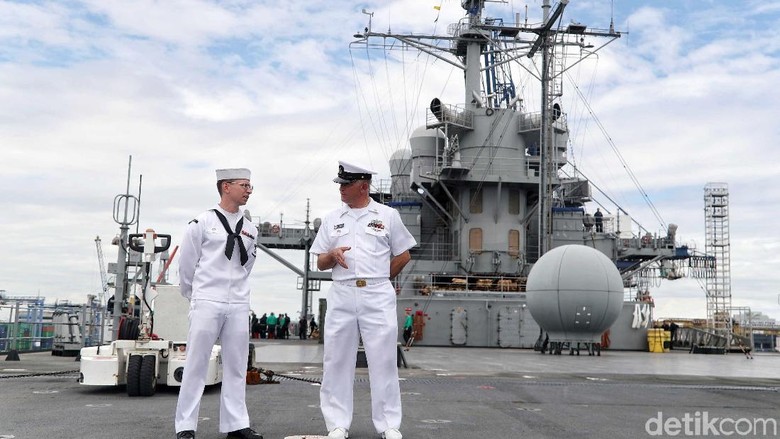 Melihat Bagian Dalam USS Blue Ridge