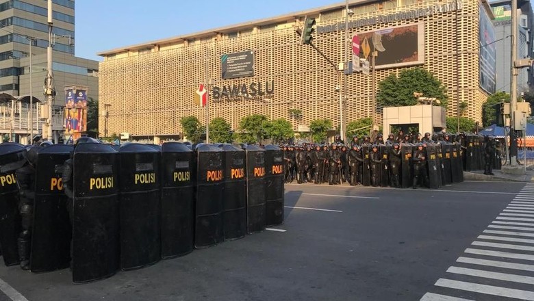 Massa Aksi 22 Mei Mulai Berkumpul, Polisi Siaga di Depan Bawaslu