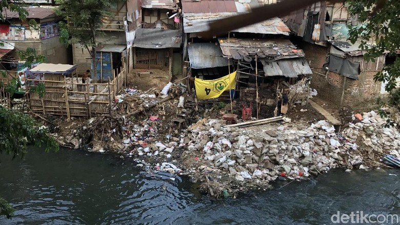 Warga di Bantaran Perlebar Lahan ke Kali Ciliwung, Penduduk Sekitar Resah