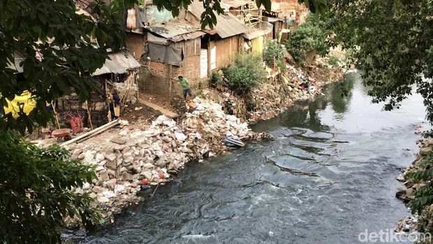 Warga di Bantaran Perlebar Lahan ke Kali Ciliwung, Penduduk Sekitar Resah