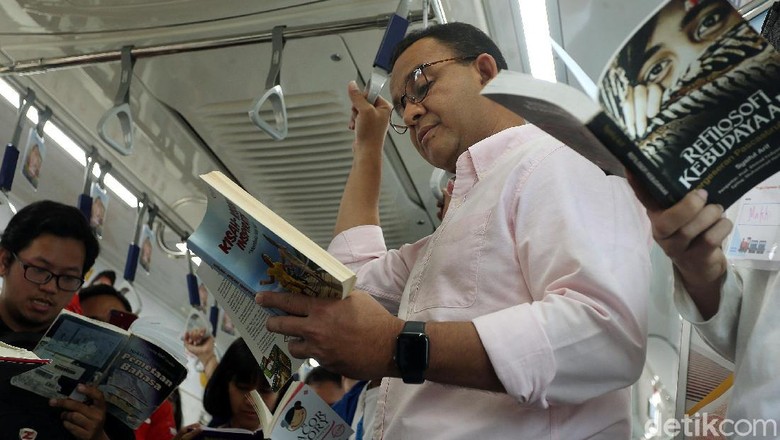 Buka Kampanye #RuangBacaJakarta, Anies Baca Buku di MRT Sambil Berdiri