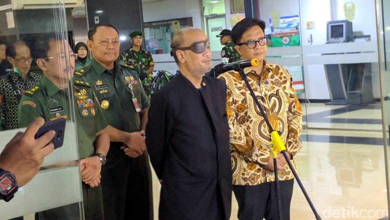 Mengenal Lebih Dekat Sosok Yang Curi Perhatian Saat BJ Habibie Meninggal Dunia