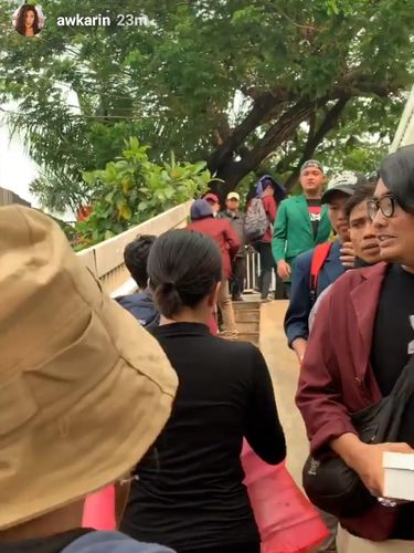 Aksi Awkarin Terjun Langsung Bagikan Makanan di Tengah Demo