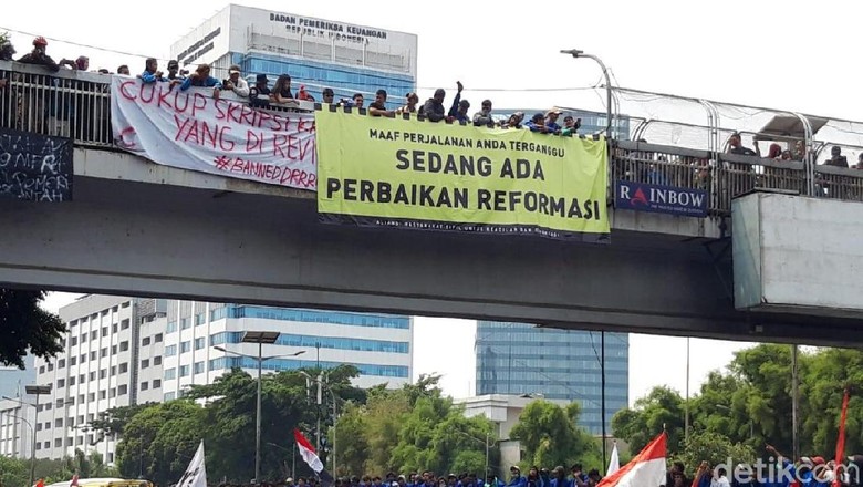 Demo Mahasiswa di DPR: Maaf Jalan Anda Terganggu, Ada Perbaikan Reformasi