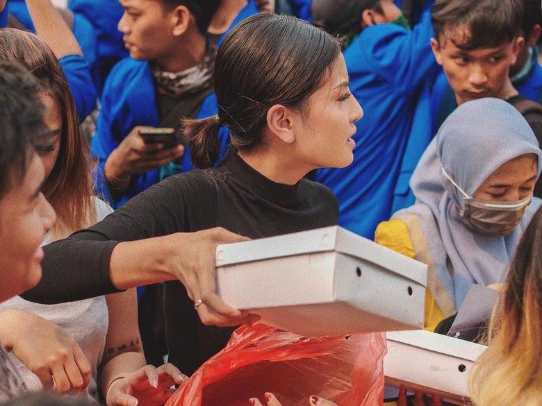 Aksi Awkarin Terjun Langsung Bagikan Makanan di Tengah Demo