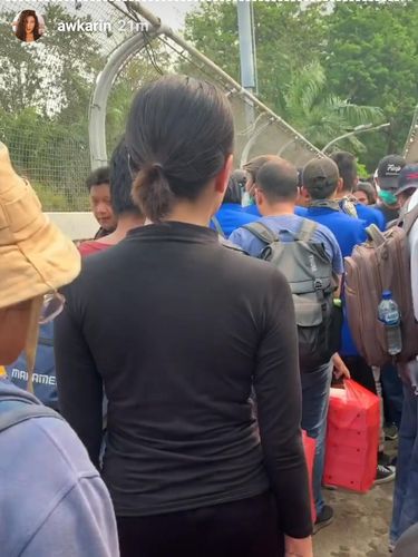 Aksi Awkarin Terjun Langsung Bagikan Makanan di Tengah Demo
