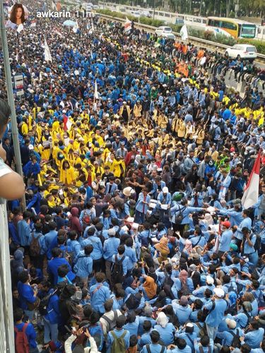 Aksi Awkarin Terjun Langsung Bagikan Makanan di Tengah Demo