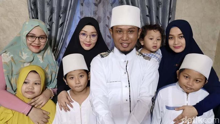 Pria ini Hidup Dengan 4 Istri Dan 16 Teman Wanita Dalam Satu Rumah, Mantap Sekali!!!