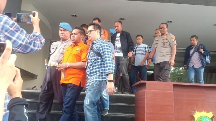 Momen Penyerang Novel Digiring ke Bareskrim: Berbaju Tahanan-Tangan Diborgol