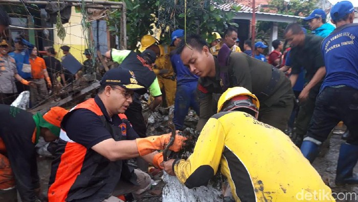 Banjir Surut, Anies Ikut Kerja Bakti Bersihkan Sampah Bersama Warga