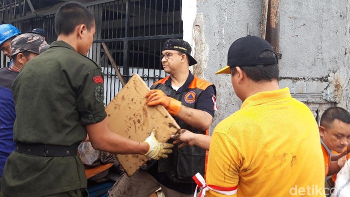 Banjir Surut, Anies Ikut Kerja Bakti Bersihkan Sampah Bersama Warga
