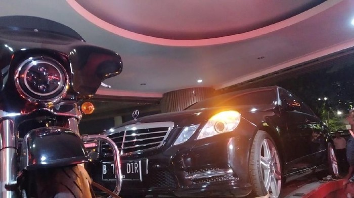 rumah-eks-bos-jiwasraya-hendrisman-hary-prasetyo-digeledah-moge-mercy-disita