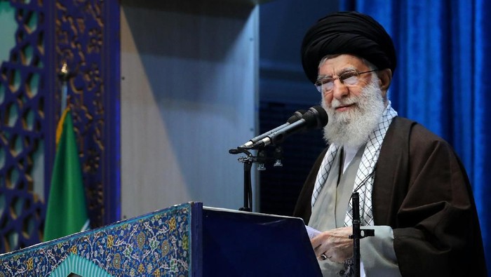 tolak-vaksin-asing-khamenei-disuntik-vaksin-corona-buatan-iran