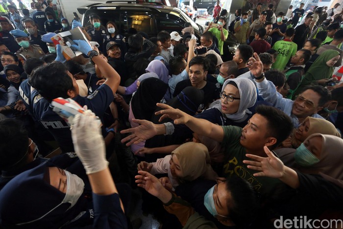 5 Hal Unik Yang Ada Di Indonesia, Dari Cara Makan Hingga Kebiasaan Warganya