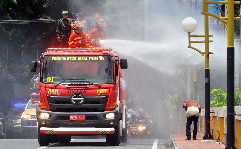 Penyemprotan Disinfektan di Jalanan: Marak di RI, Dinilai Konyol WHO