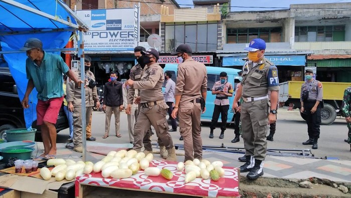 Menolak Ditertibkan Saat PSBB, Pedagang Takjil Ini Tendang Dagangannya, Haruskah?