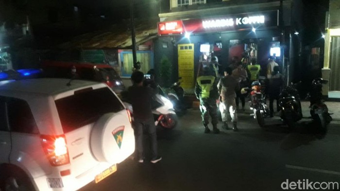 Jelang PSBB, Petugas Mulai Tegas Bubarkan Kerumunan Massa di Cianjur