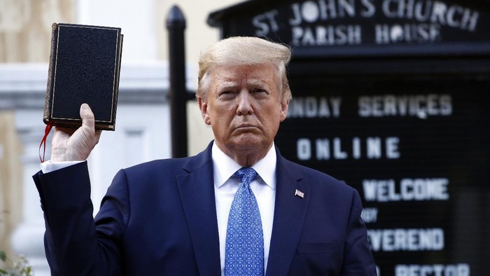 jalan-kaki-ke-gereja-untuk-foto-trump-kita-punya-negara-terhebat-di-dunia
