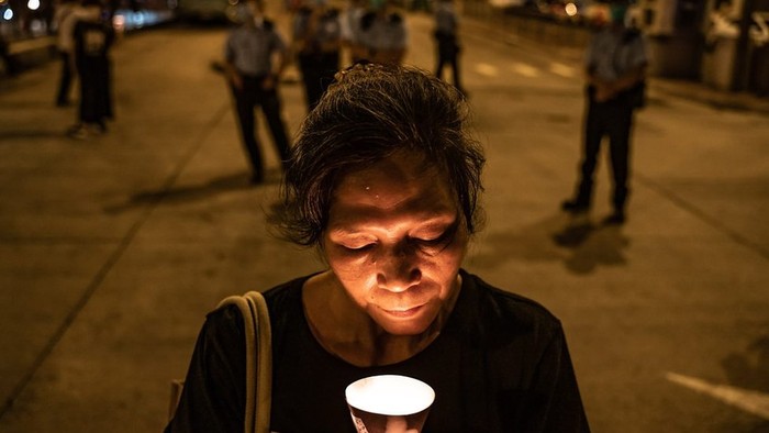ribuan-orang-abaikan-larangan-polisi-demi-peringatan-tragedi-tiananmen