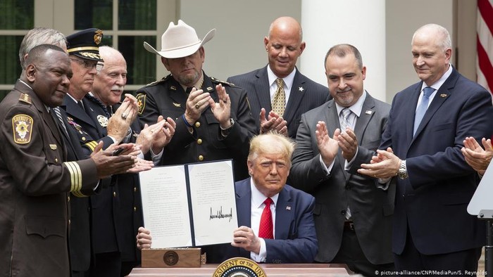 trump-teken-perintah-eksekutif-reformasi-kepolisian-as