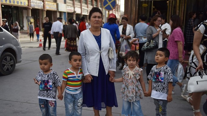 Peneliti: China Paksa Wanita Uighur Pasang Kontrasepsi untuk Tekan Populasi