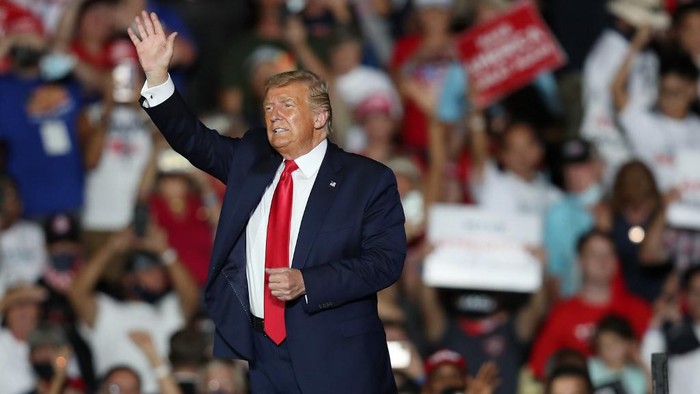 trump-unggah-meme-gambar-biden-duduk-di-panti-jompo