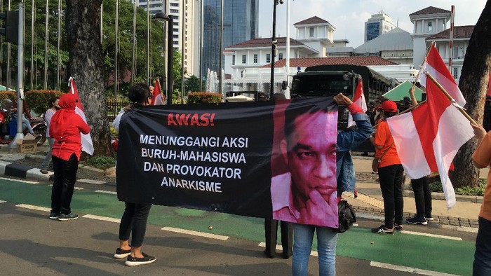 Puluhan Massa Demo di Balai Kota Tuding Anies Dalangi Demo Buruh-Mahasiswa
