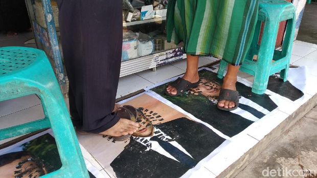 Poster Presiden Macron Dijadikan Keset Toko di Kuningan