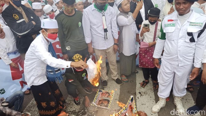 Aksi Bela Nabi di Aceh, Massa Bakar-Injak Foto Presiden Macron