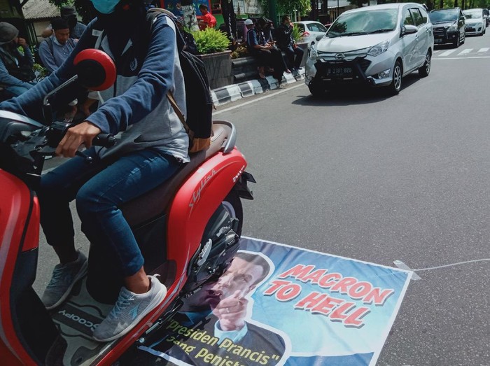 Foto Presiden Macron Ditaruh di Jalanan, Terlindas Kendaraan di Klaten