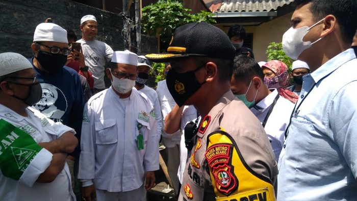 Polisi Antar Surat Panggilan ke Habib Rizieq, Dihalang-halangi Laskar