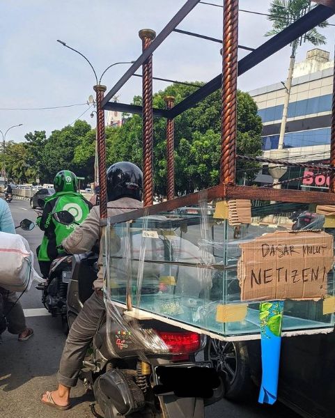 5 Barang Ukuran Besar Yang Pernah Dikirim Ojek Online, Anda Kira Mereka Pake Pick Up?