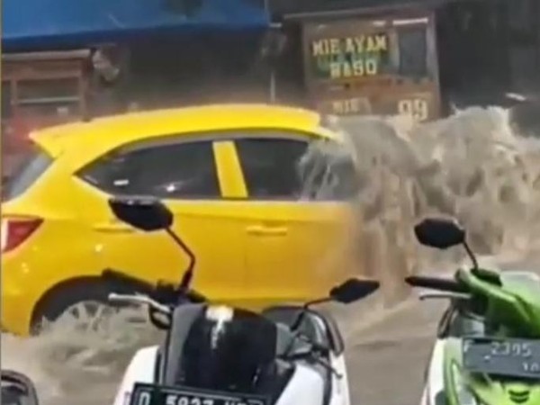Penampakan Mobil Terseret Derasnya Arus Banjir di Bandung
