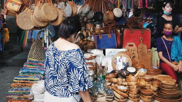 Turis Kaget Lihat Kondisi Bali, Pedagang Sampai Memohon Beli Barang