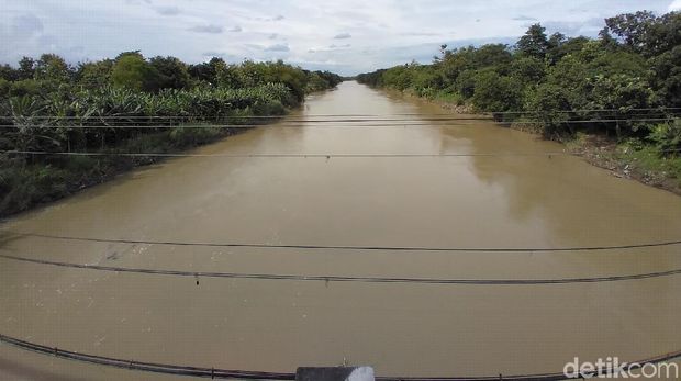 Pesawat Garuda GA421 Mendarat Darurat di Bengawan Solo