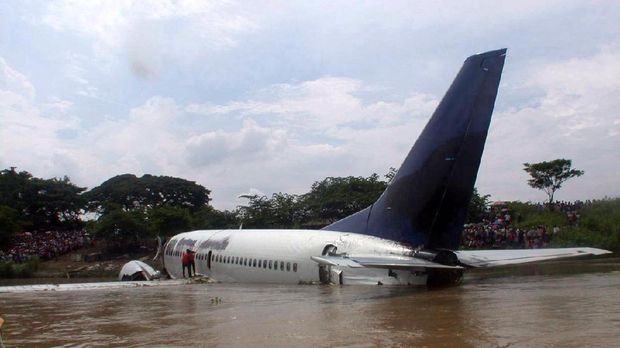 Pesawat Garuda GA421 Mendarat Darurat di Bengawan Solo