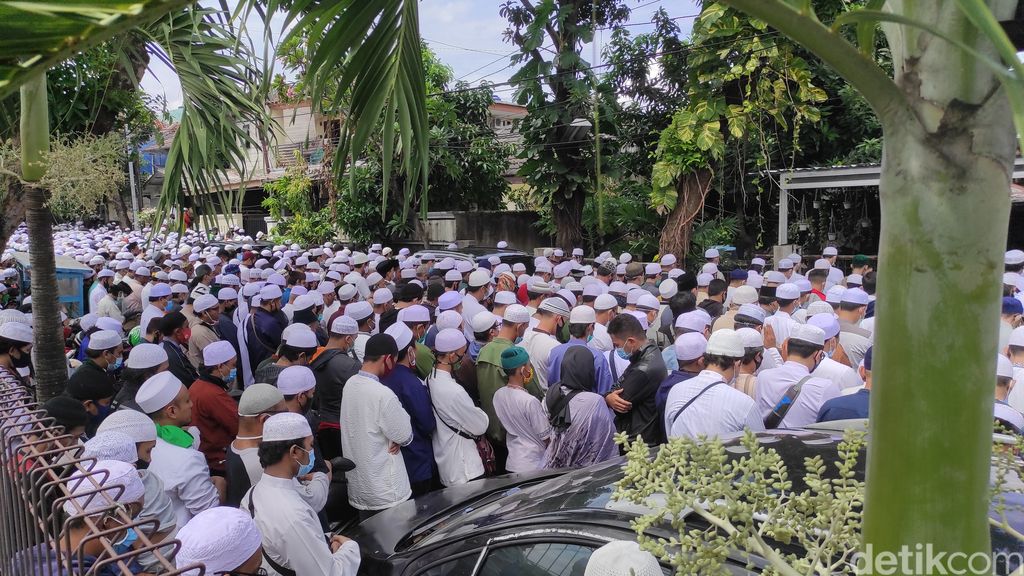 Sambut Jenazah Habib Ali, Para Pelayat Lantunkan Tahlil dan Salat