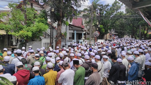 Sambut Jenazah Habib Ali, Para Pelayat Lantunkan Tahlil dan Salat