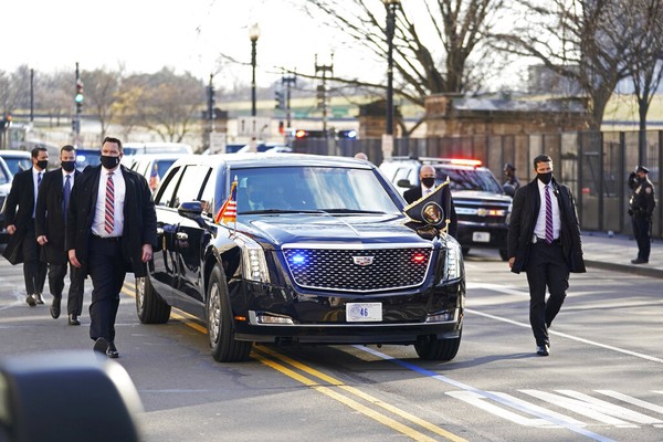 Membandingkan Ketangguhan Mobil Dinas Presiden Jokowi Vs Joe Biden