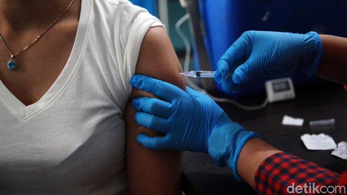 Perpres Baru Jokowi, Beri Santunan Warga Cacat-Meninggal Usai Divaksin