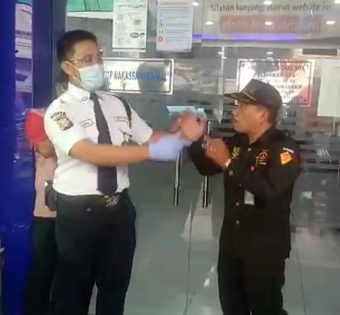 Lapar Bikin Pria di Makassar Ngamuk di Bank Saat Ditegur Tak Bermasker