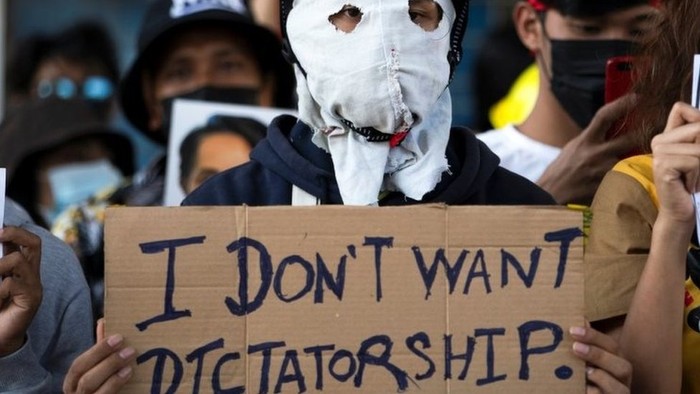 demonstran-myanmar-turun-diktator-militer-jangan-arahkan-senjata-ke-rakyat