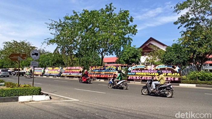 Kantor Gubernur Diserbu Karangan Bunga, Ini Bukti Aceh Termiskin di Sumatera