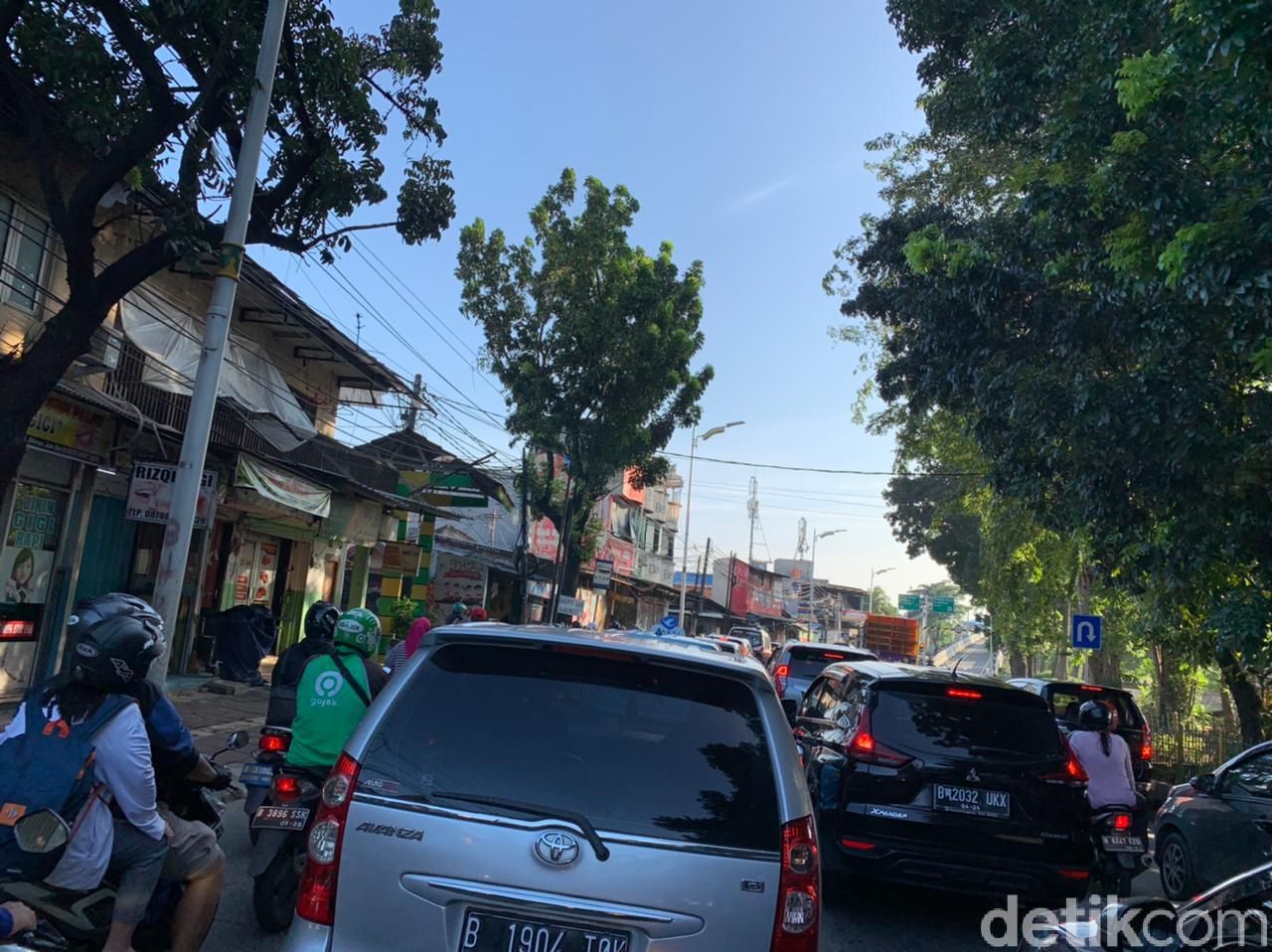 Jalan Menyempit Dekat Flyover Tapal Kuda Lenteng Agung, Lalin Macet Parah!