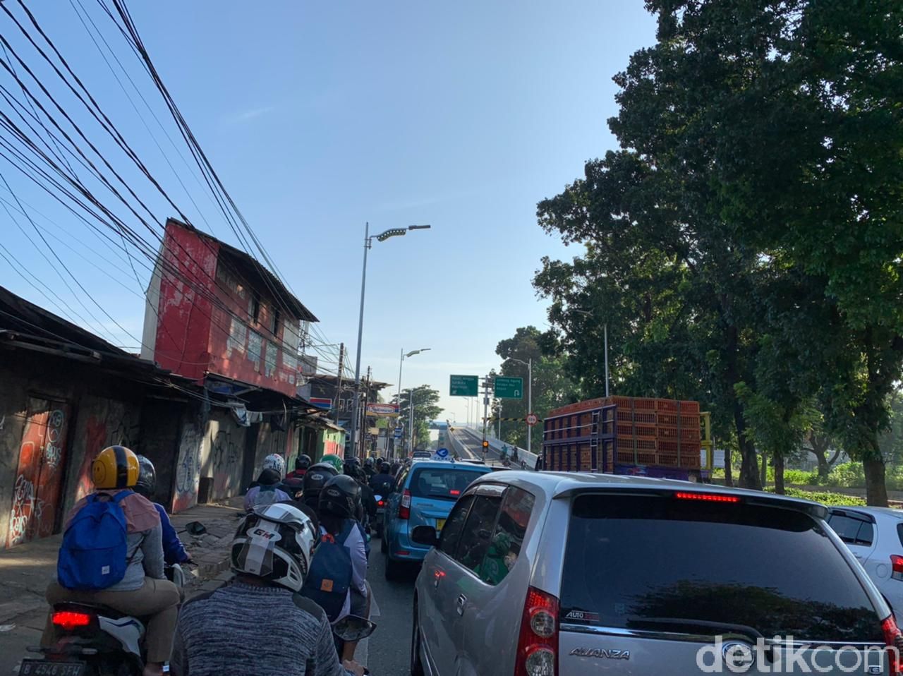 Jalan Menyempit Dekat Flyover Tapal Kuda Lenteng Agung, Lalin Macet Parah!