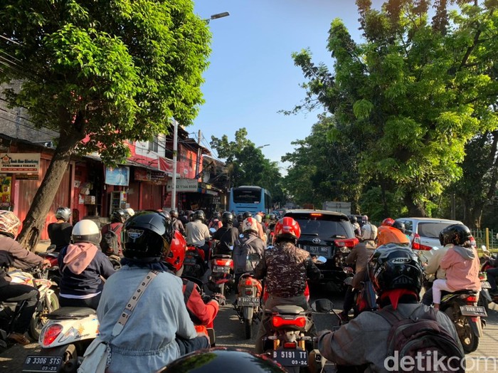 Jalan Menyempit Dekat Flyover Tapal Kuda Lenteng Agung, Lalin Macet Parah!