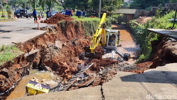 Membedah Beda Penanganan Jalan Amblas di GDC Depok dan Gubeng Surabaya