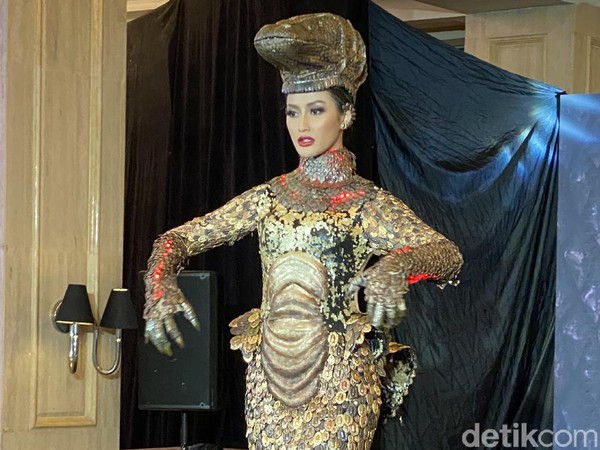 Aksi Ayu Maulida Pakai Kostum Komodo di Miss Universe 2020, Bikin Merinding