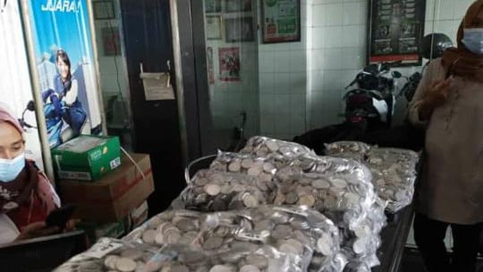 Warga Brebes Beli Honda Scoopy Pakai Uang Koin: Rp 21 Juta Dibawa Pakai 4 Tas